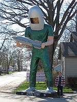 USA - Wilmington IL - David with Gemini Giant at Launching Pad Diner & David (7 Apr 2009)